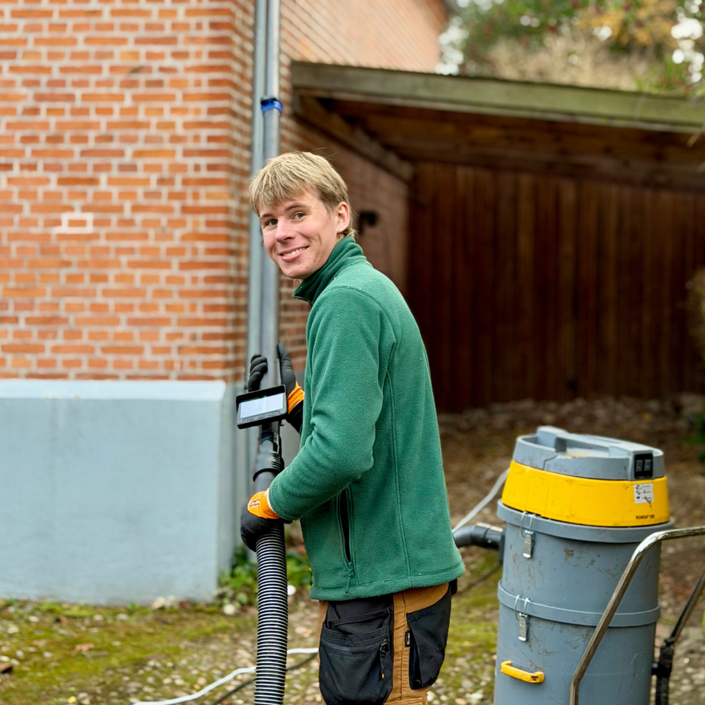 Klare Linjer medarbejder udfører professionel tagrenderens